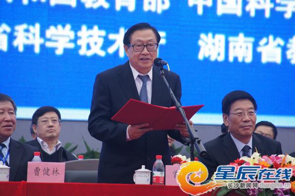 ȫ���˴�ί��(hu��)��ί�T�L(zh��ng)�A��������&ldquo;2012�Ї����L(zh��ng)ɳ���Ƽ��ɹ��D(zhu��n)�����ו�(hu��)�߇��ҿƌW(xu��)���g(sh��)�@��(ji��ng)�(xi��ng)Ŀ�¼��g(sh��)չ�͇���&lsquo;�ƌW(xu��)�l(f��)չ���ɾ��x��&rsquo;�Ƽ��DƬչ&rdquo;�_Ļ��